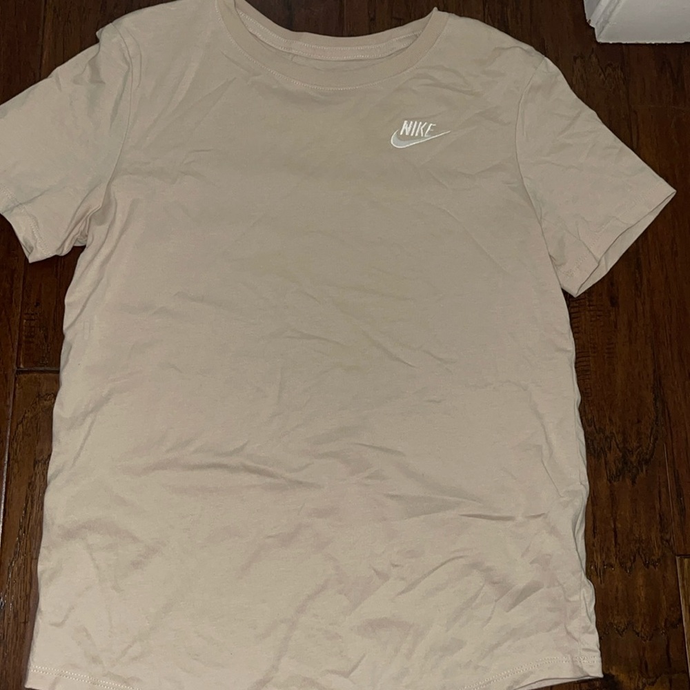Nike beige t shirt
